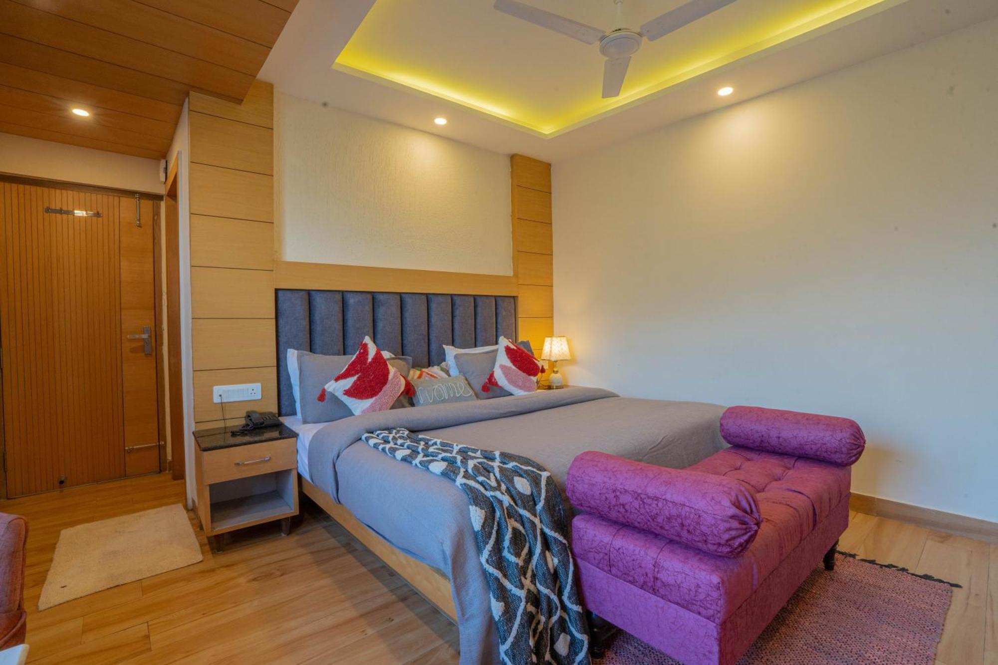 מוסורי Hotel Super @Mall Road מראה חיצוני תמונה