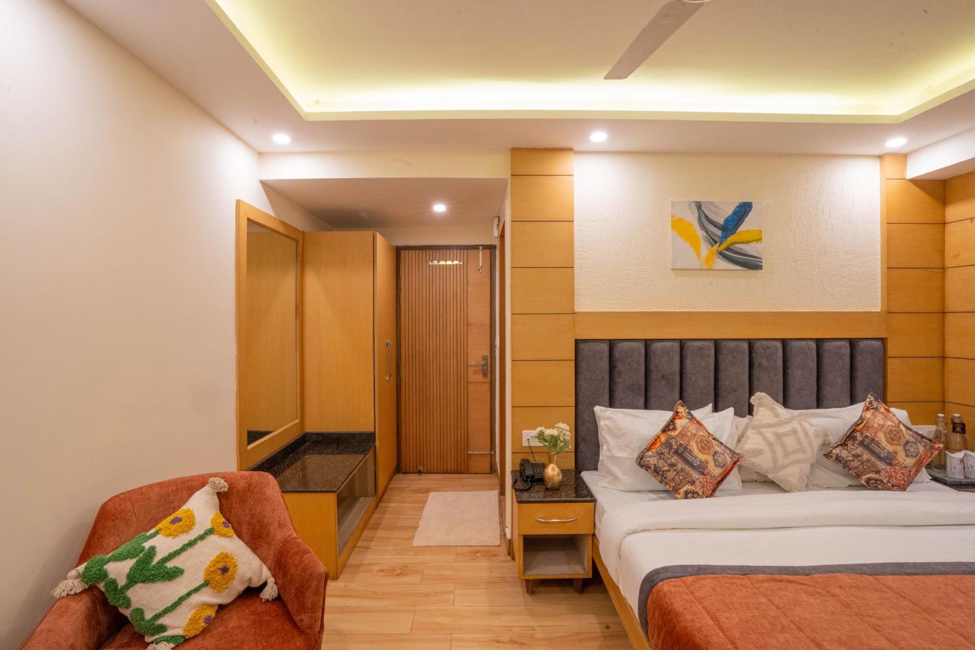 מוסורי Hotel Super @Mall Road מראה חיצוני תמונה